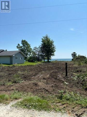 888 Hiawatha Beach, Chatham-Kent, Ontario  N0P 2P0 - Photo 12 - X12075273