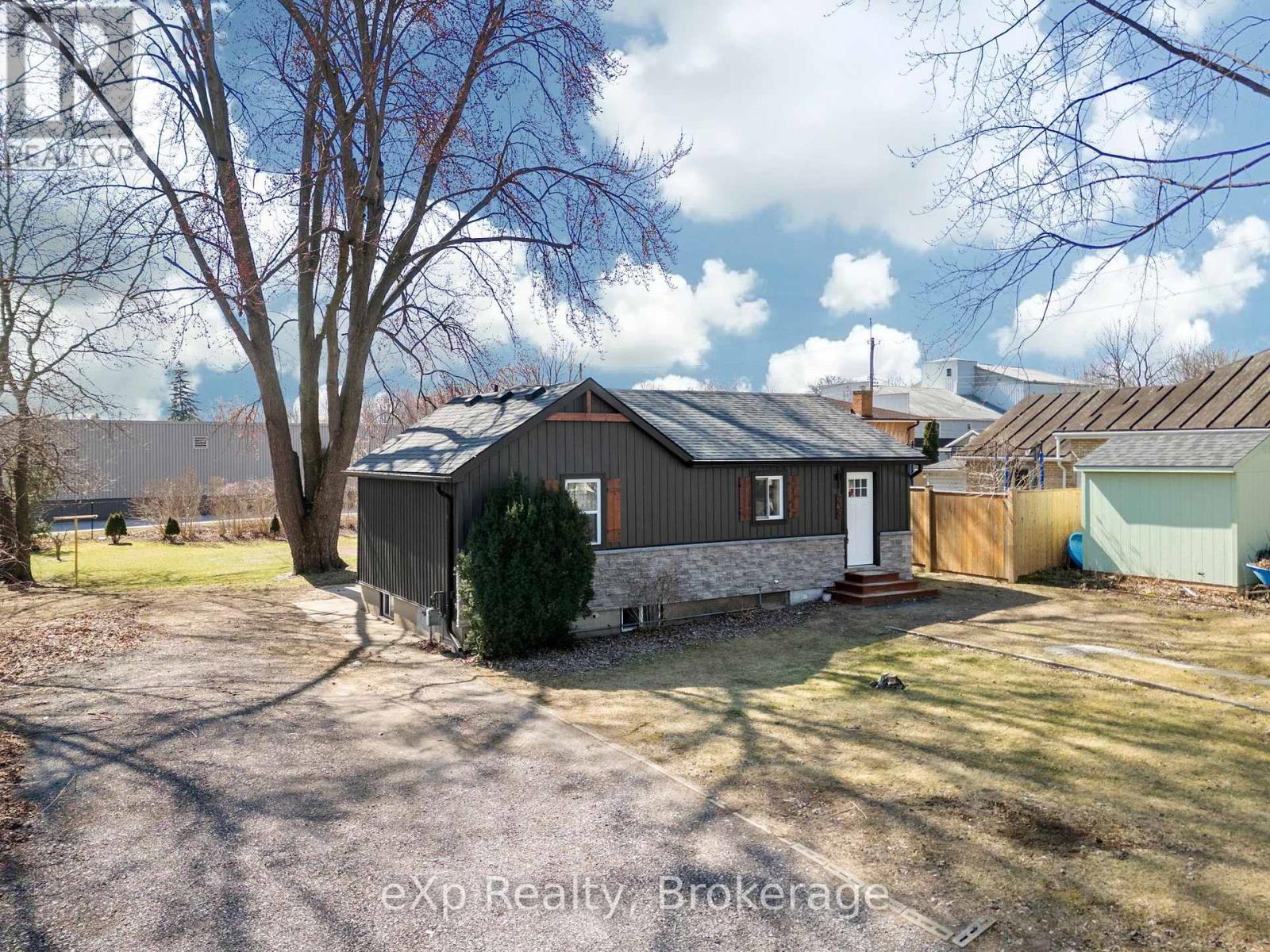 236 Sydenham Street, Strathroy-Caradoc, Ontario  N7G 1V3 - Photo 3 - X12075238