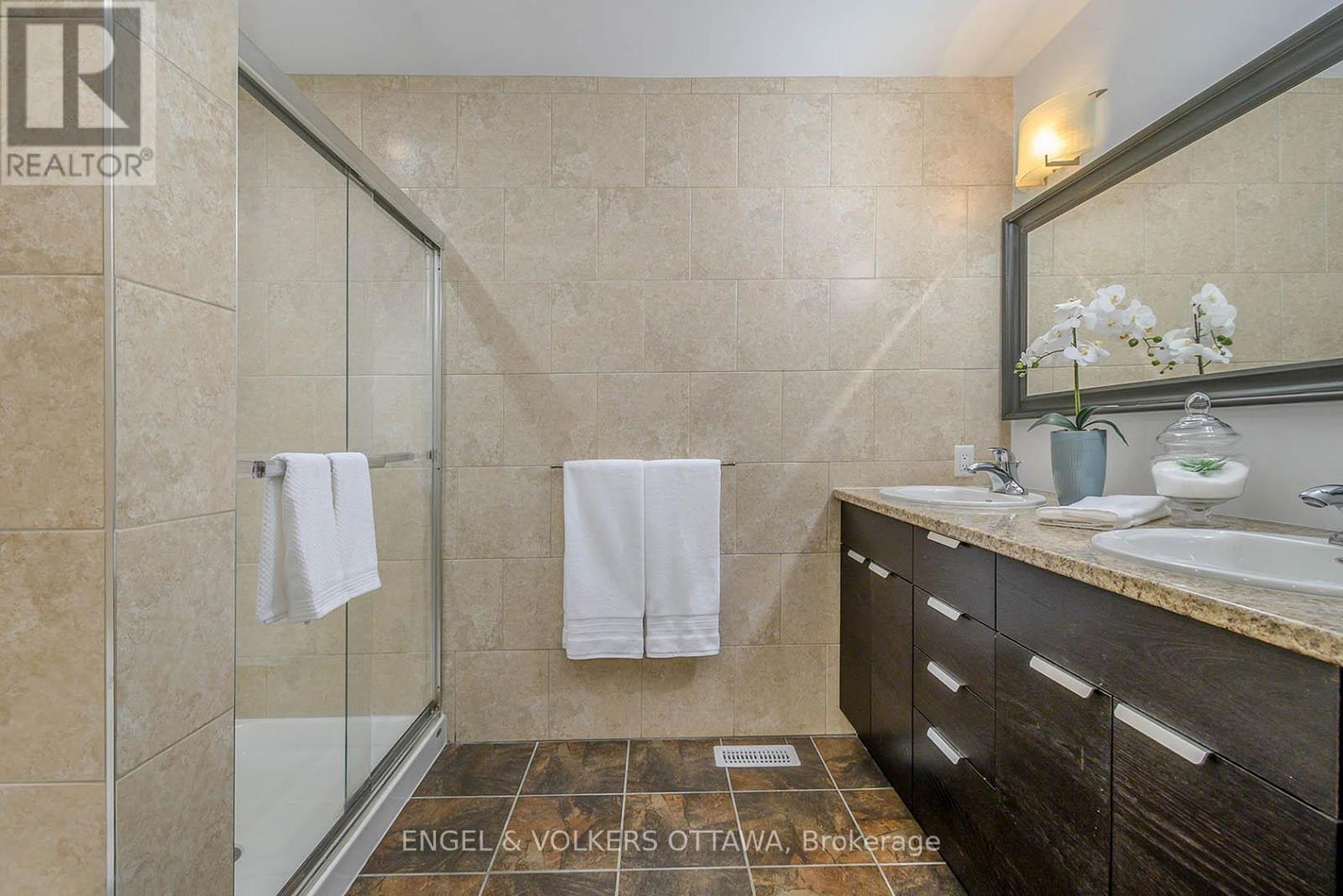 109 Montauk, Ottawa, Ontario  K2C 2B4 - Photo 13 - X12075242