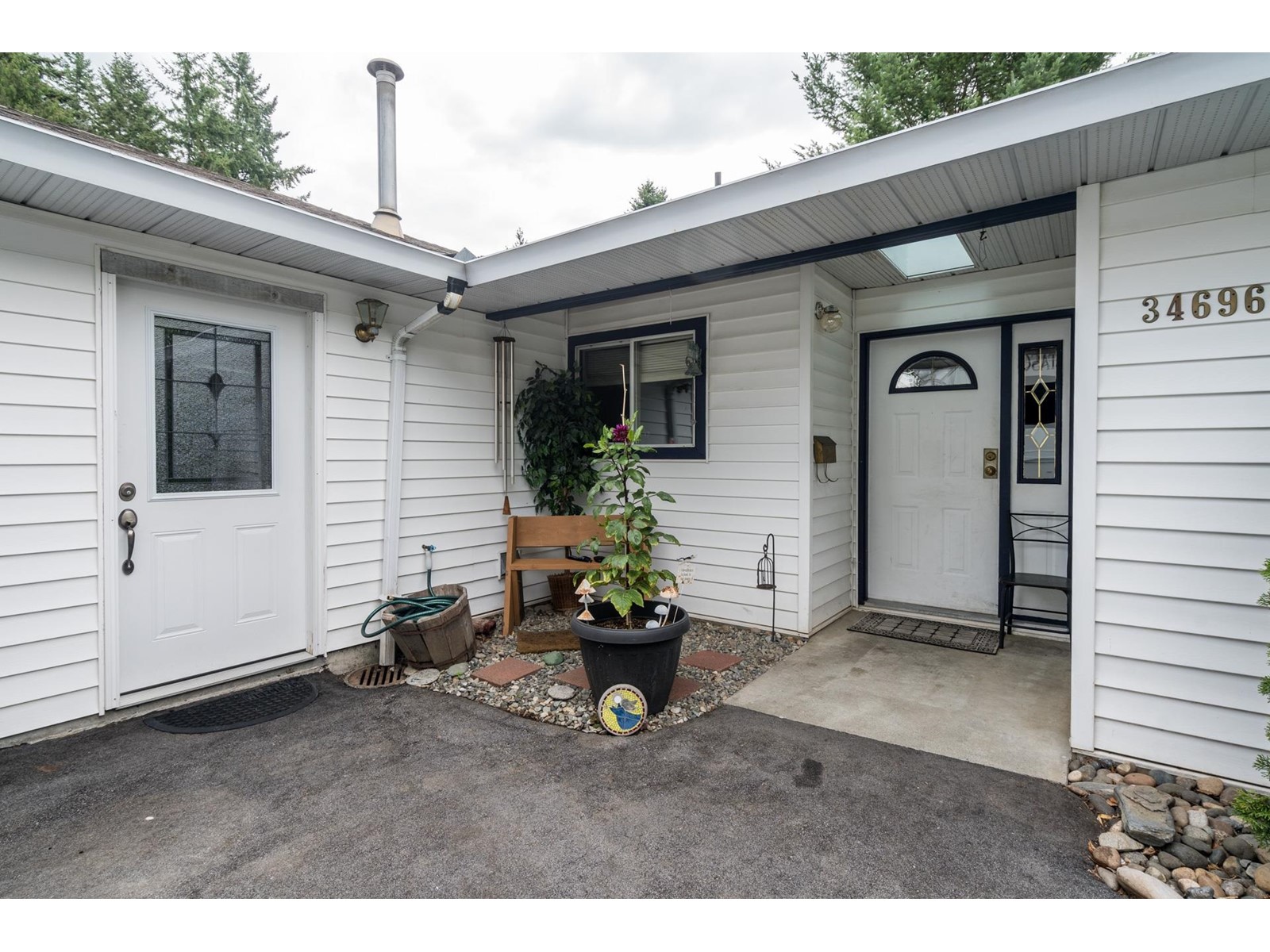 Property at 34696 LABURNUM AVENUE image 2