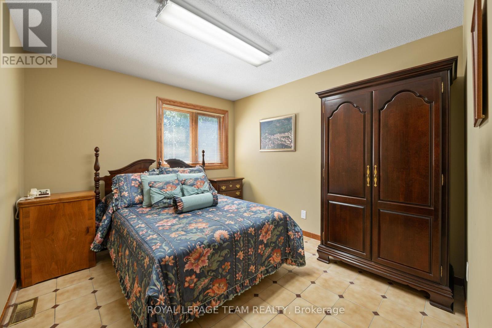 10 Nancy Avenue, Ottawa, Ontario  K2H 8L4 - Photo 19 - X12075290