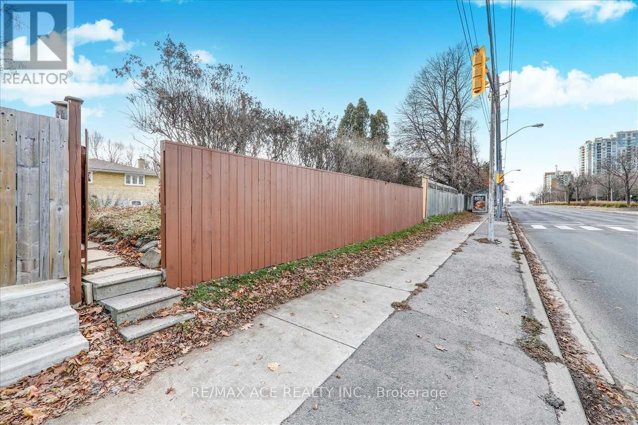 Main Floor - 22 Aspendale Drive, Toronto (Bendale), Ontario  M1P 4J4 - Photo 24 - E12075332