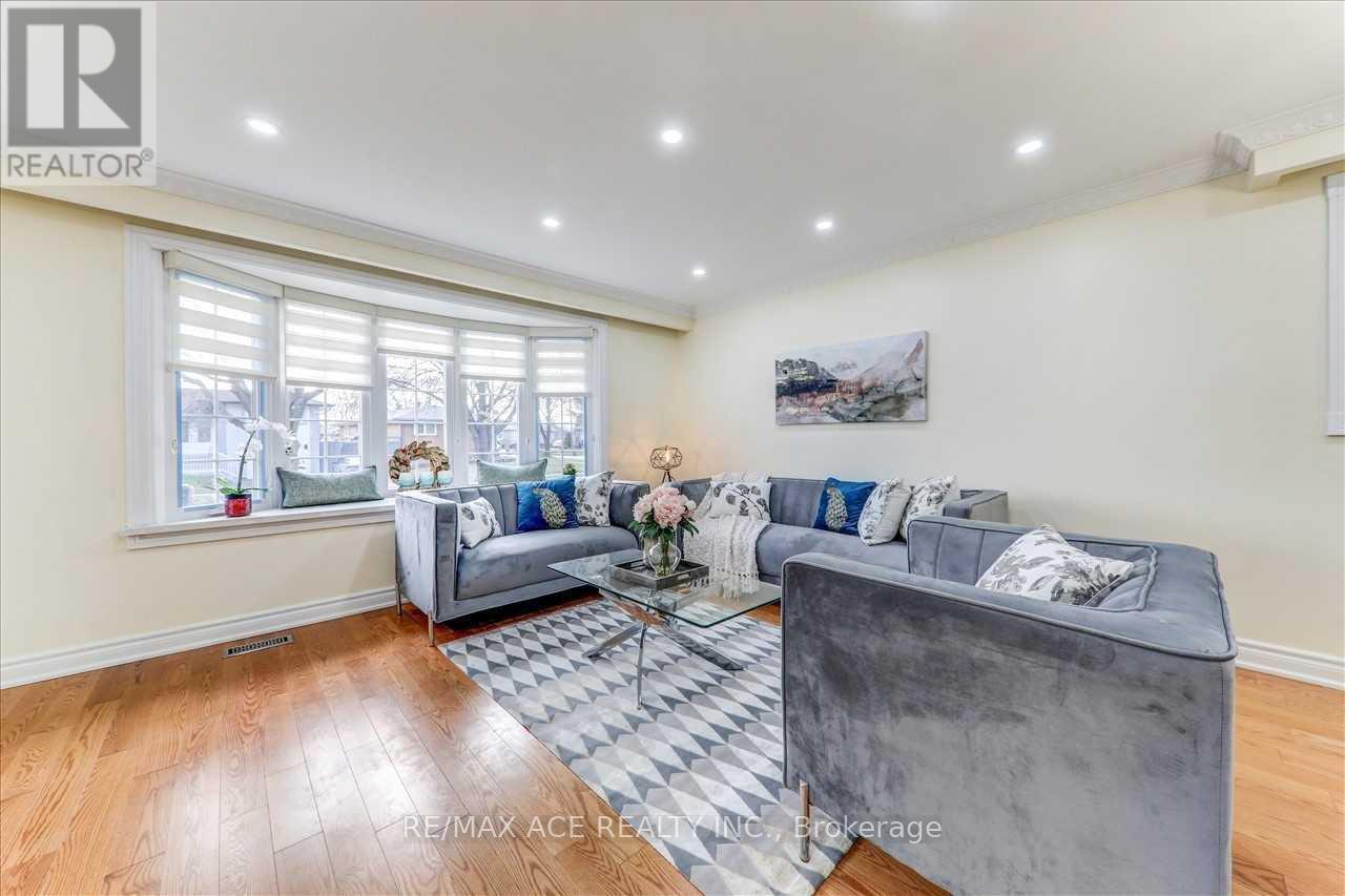 Main Floor - 22 Aspendale Drive, Toronto (Bendale), Ontario  M1P 4J4 - Photo 8 - E12075332