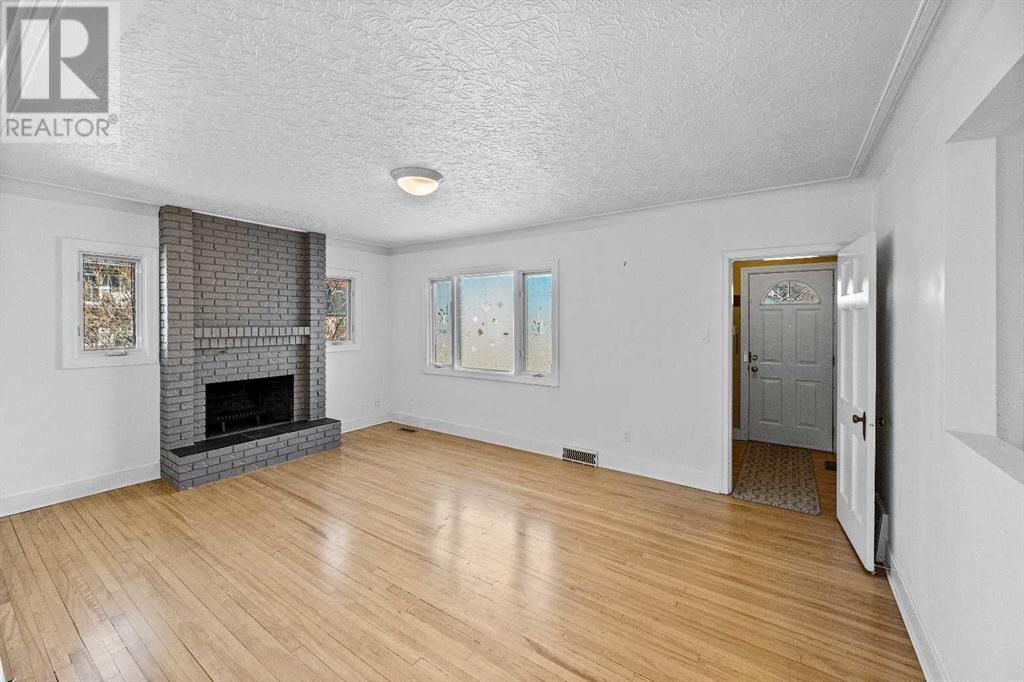 Property at 201 15 Avenue NE image 2