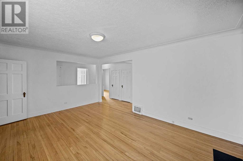 Property at 201 15 Avenue NE image 4