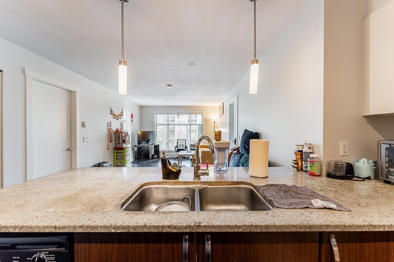 304 13555 Gateway Drive, Surrey, British Columbia  V3T 0B5 - Photo 8 - R2988873