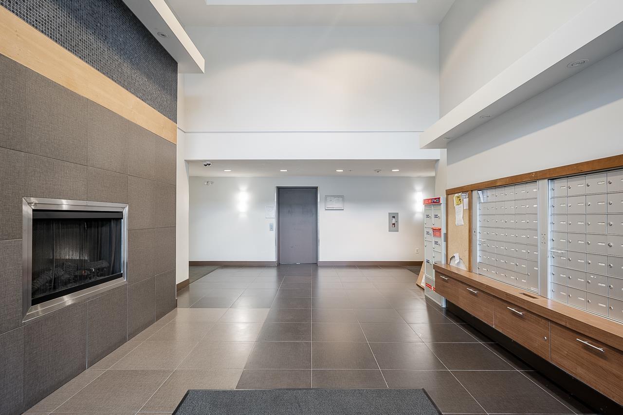 304 13555 Gateway Drive, Surrey, British Columbia  V3T 0B5 - Photo 4 - R2988873