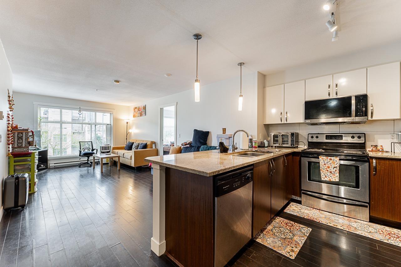 304 13555 Gateway Drive, Surrey, British Columbia  V3T 0B5 - Photo 5 - R2988873