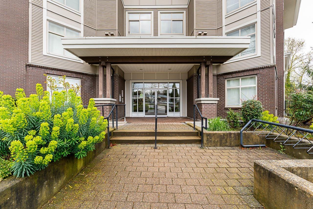 304 13555 Gateway Drive, Surrey, British Columbia  V3T 0B5 - Photo 3 - R2988873