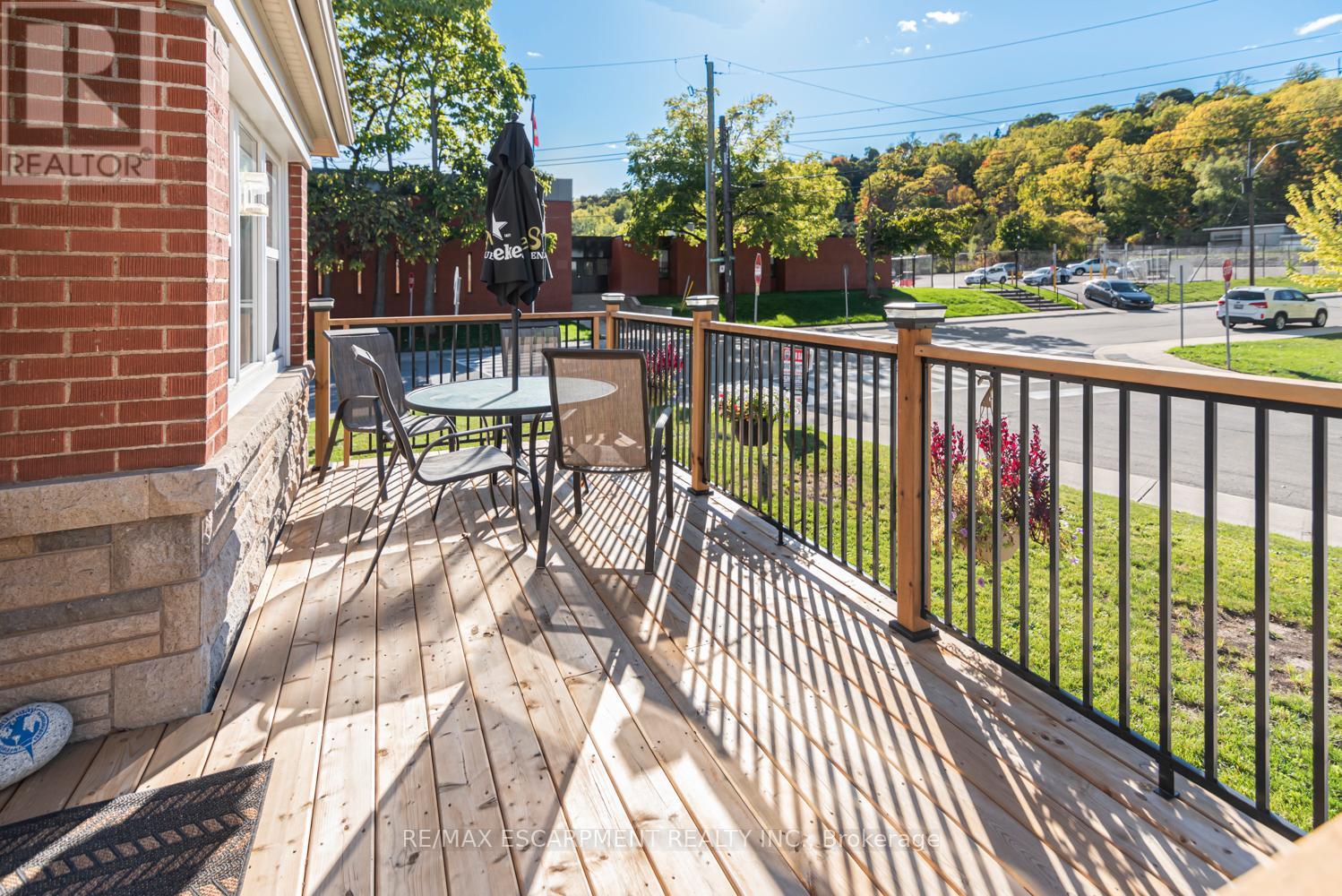 199 Kimberly Drive, Hamilton (Rosedale), Ontario  L8K 4L2 - Photo 6 - X12075455