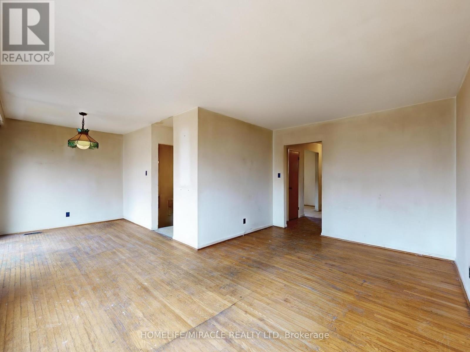 Property at 912 REYTAN BOULEVARD image 4