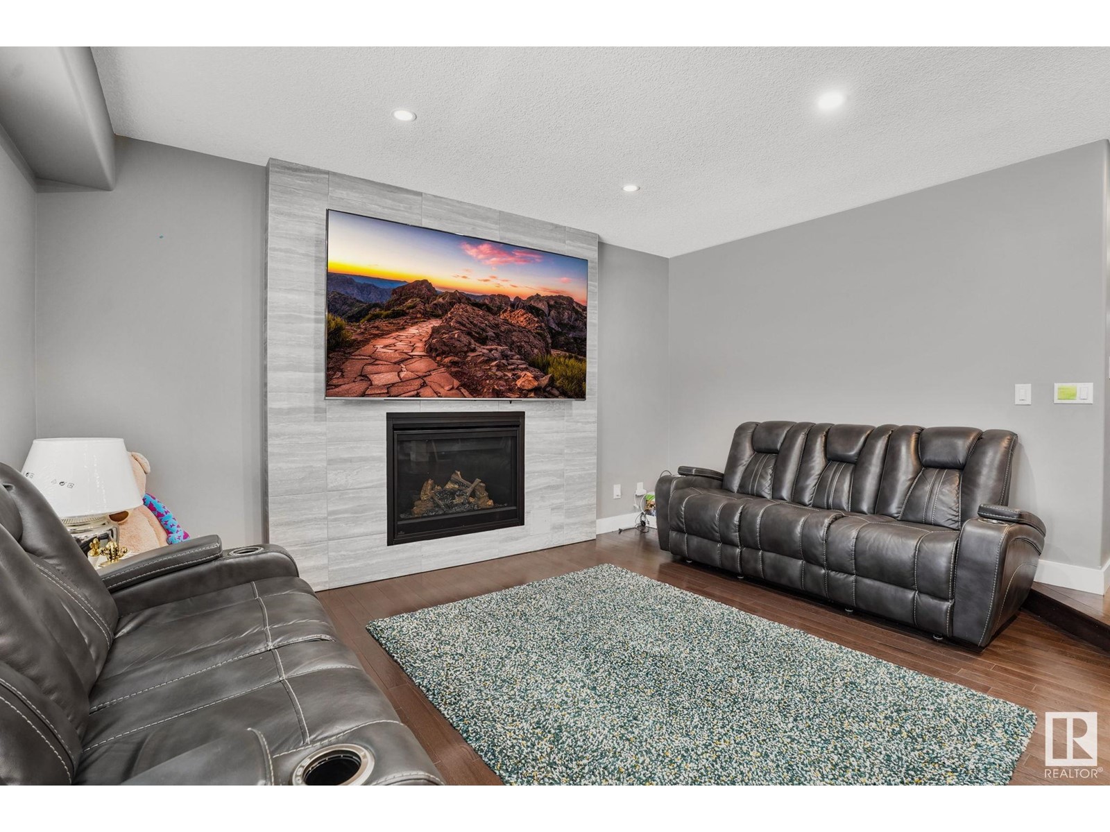 Property at 3747 30 ST NW image 2