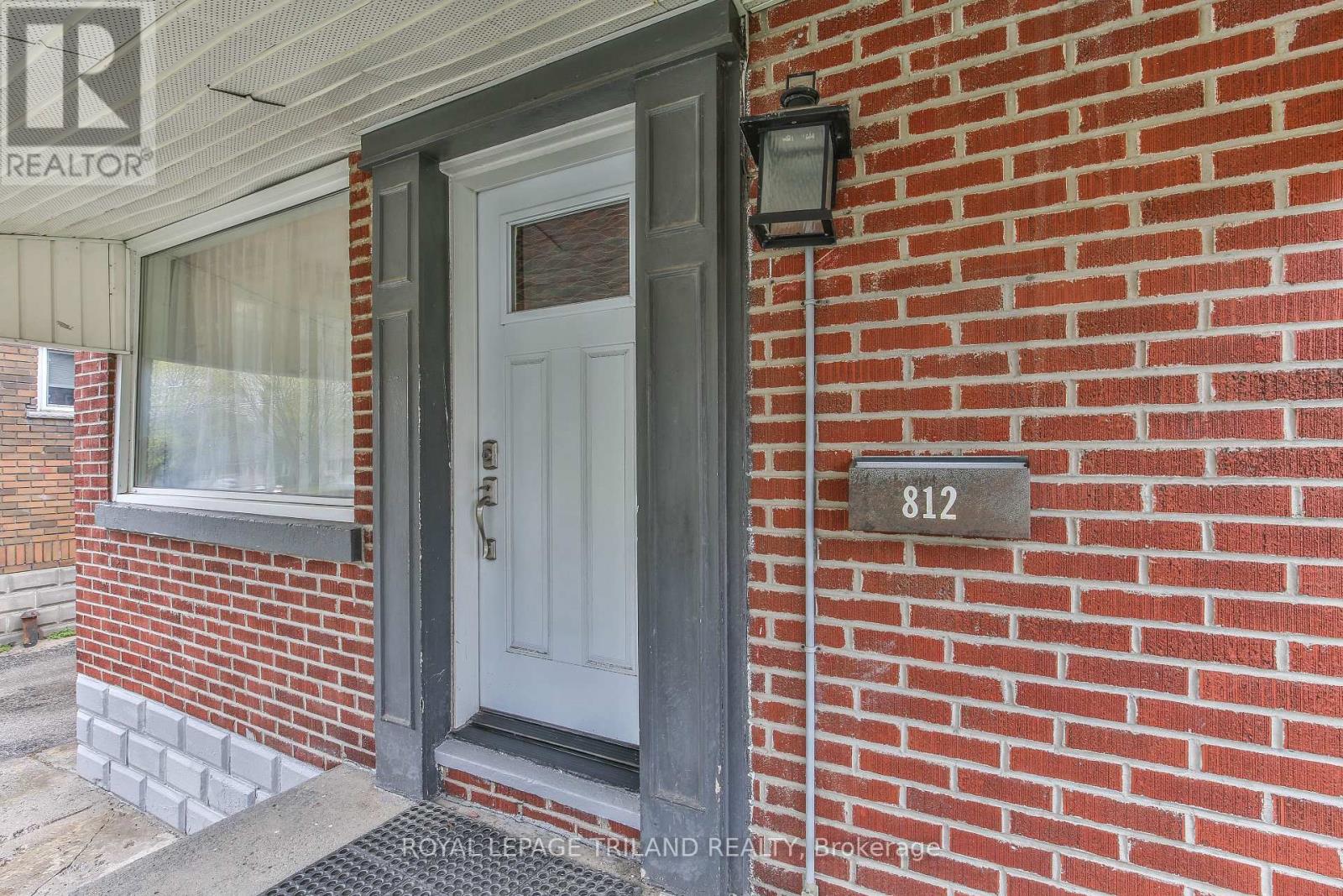 Property at 812 ADELAIDE STREET N image 3