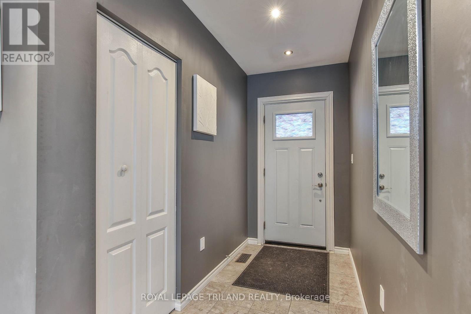 Property at 812 ADELAIDE STREET N image 4