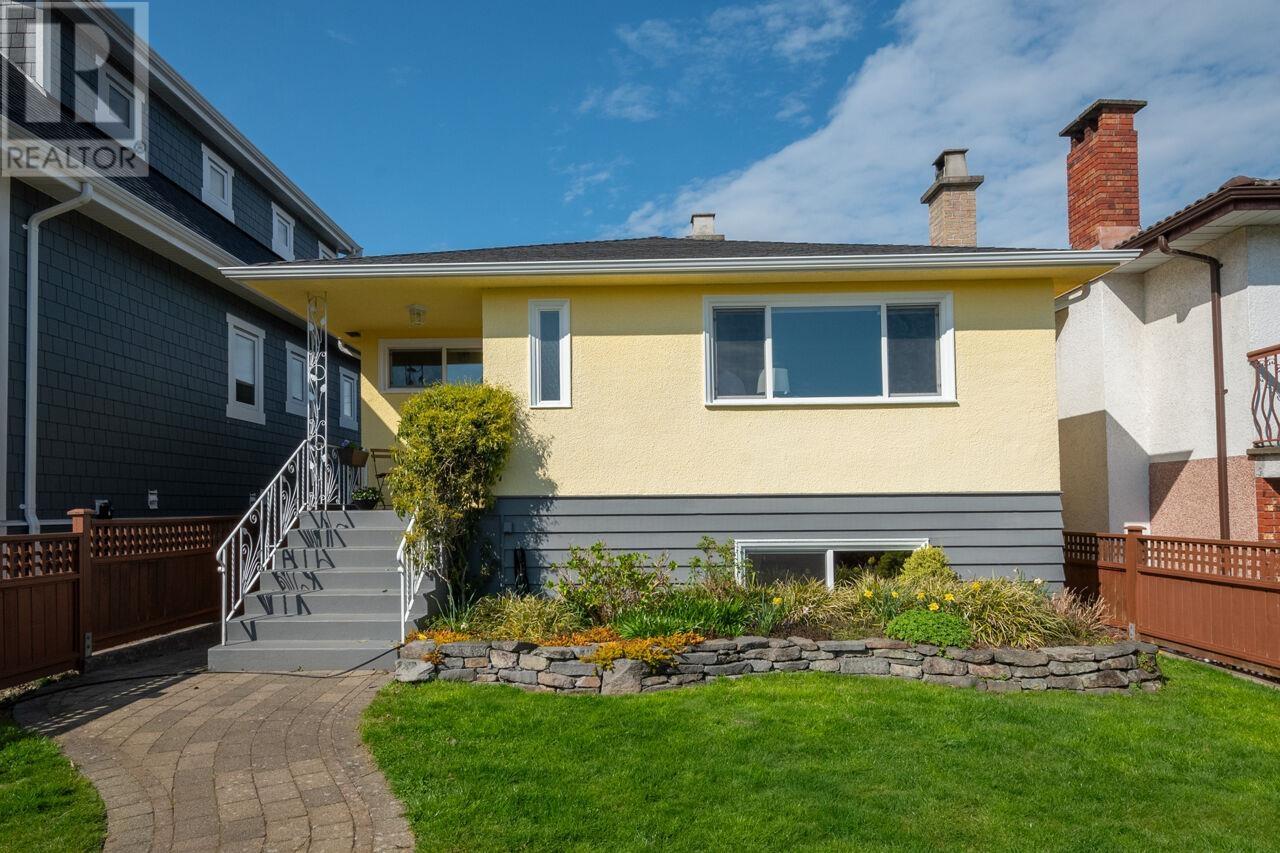 4317 DUNDAS STREET, burnaby, British Columbia