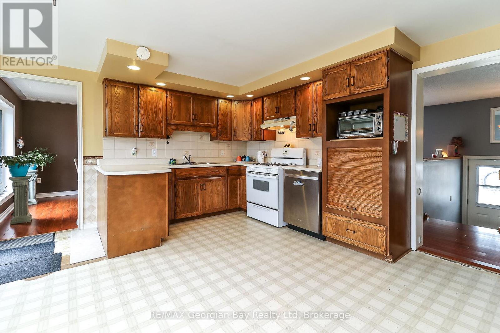 117 Bay Street, Tay, Ontario  L0K 2A0 - Photo 15 - S12075225