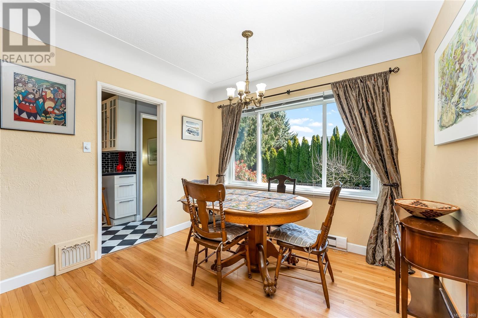 1456 Thurlow Rd, Victoria real estate listing 993460 for sale