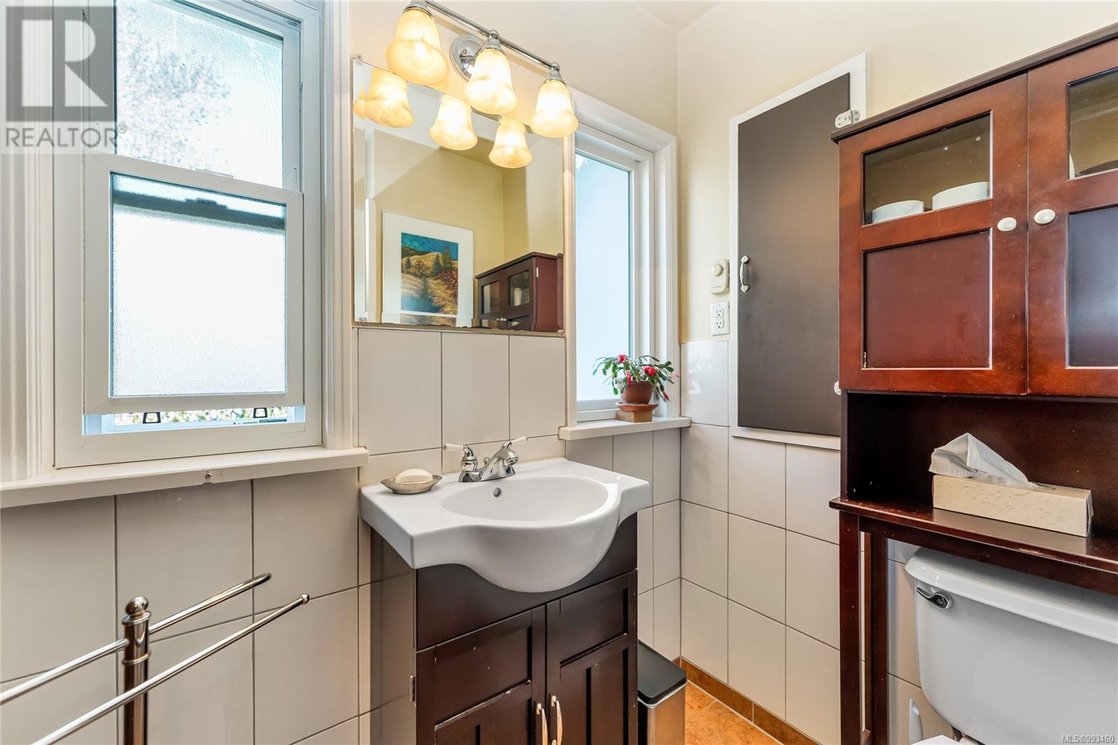 1456 Thurlow Rd, Victoria real estate listing 993460 for sale