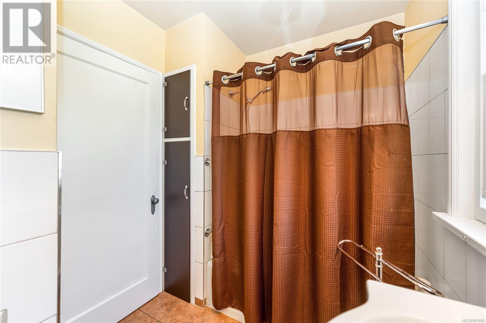 1456 Thurlow Rd, Victoria real estate listing 993460 for sale