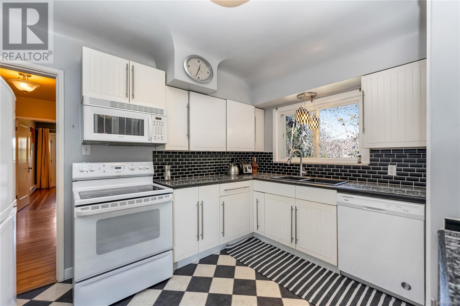 1456 Thurlow Rd, Victoria real estate listing 993460 for sale