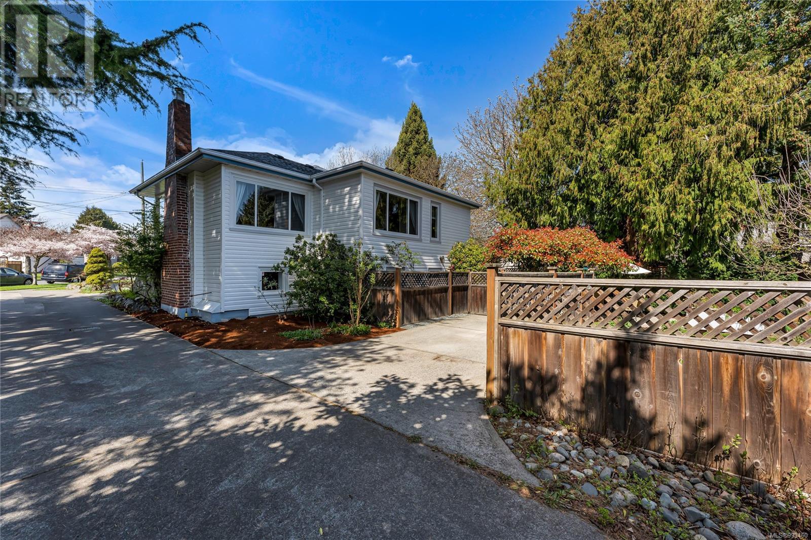 Property at 1456 Thurlow Rd image 4
