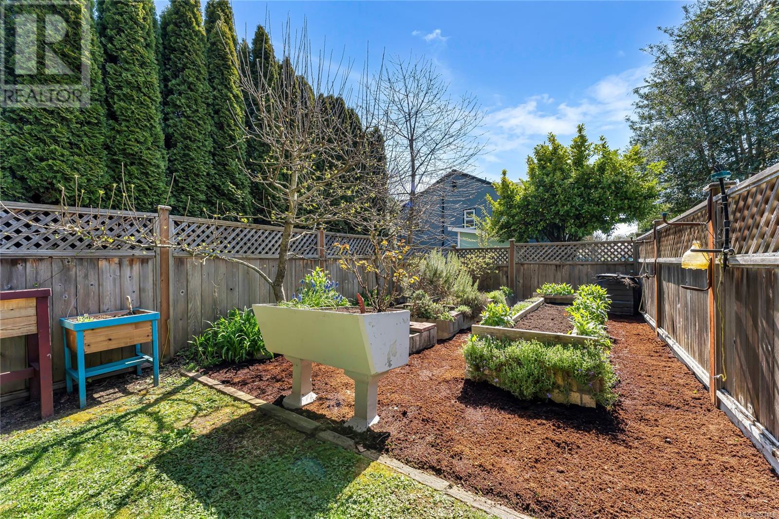 1456 Thurlow Rd, Victoria real estate listing 993460 for sale