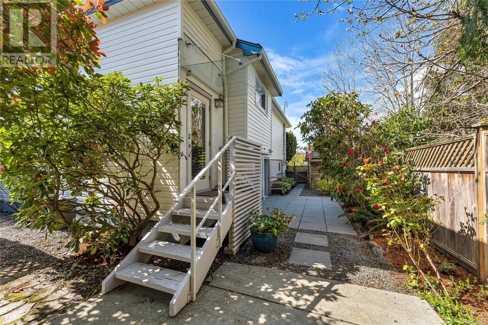 1456 Thurlow Rd, Victoria real estate listing 993460 for sale