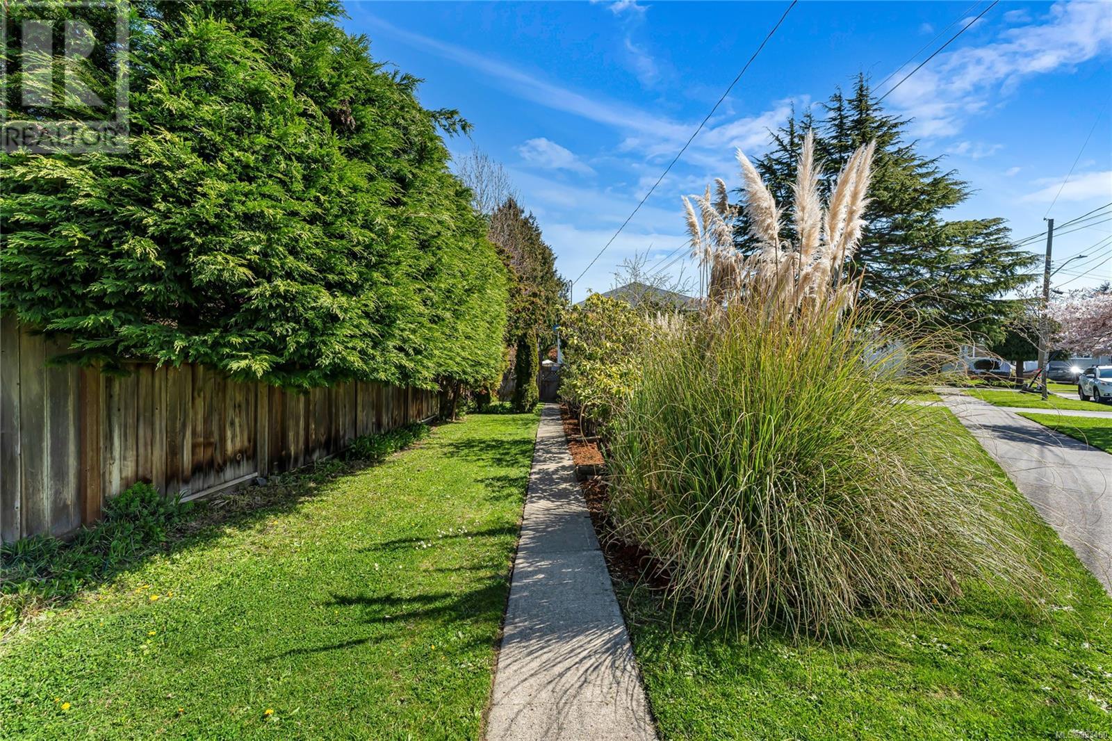 1456 Thurlow Rd, Victoria real estate listing 993460 for sale