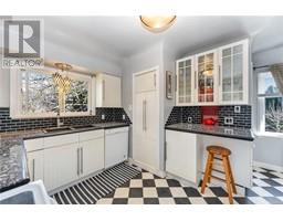 1456 Thurlow Rd, Victoria property photo listing 993460 for sale