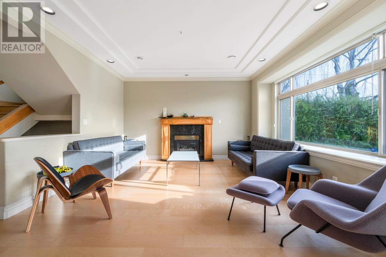 2402 W 19th Avenue, Vancouver, British Columbia  V6L 1C7 - Photo 8 - R2989071