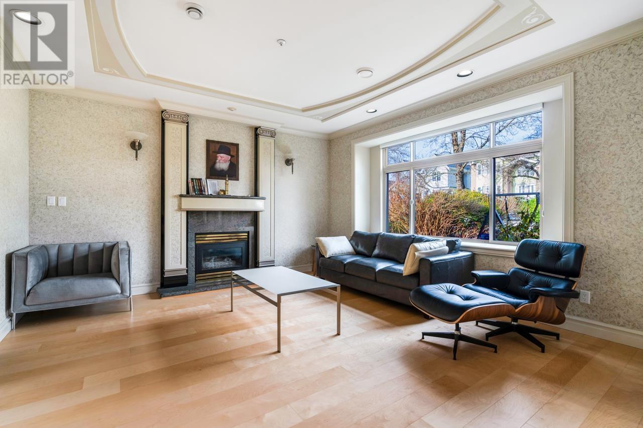 2402 W 19th Avenue, Vancouver, British Columbia  V6L 1C7 - Photo 3 - R2989071