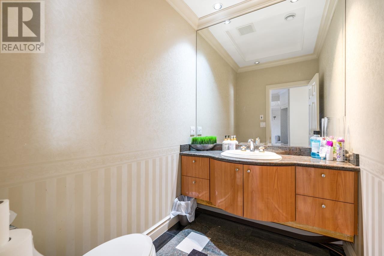 2402 W 19th Avenue, Vancouver, British Columbia  V6L 1C7 - Photo 6 - R2989071