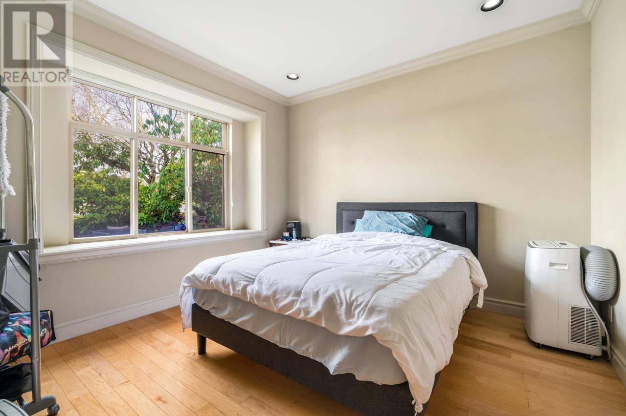 2402 W 19th Avenue, Vancouver, British Columbia  V6L 1C7 - Photo 13 - R2989071