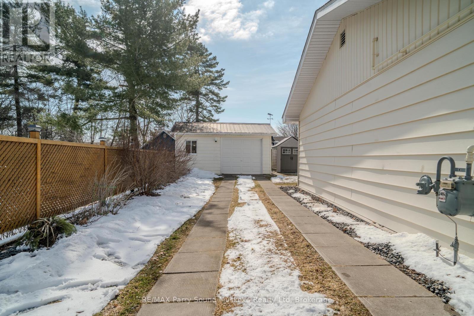 14 Burritt Street, Parry Sound, Ontario  P2A 1N6 - Photo 3 - X12075942