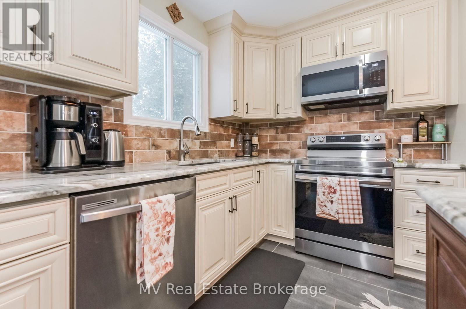 724 Woodhill Drive, Centre Wellington, Ontario  N1M 3M8 - Photo 10 - X12075972