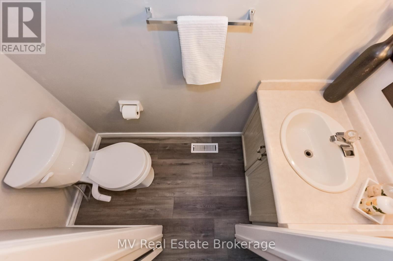 724 Woodhill Drive, Centre Wellington, Ontario  N1M 3M8 - Photo 18 - X12075972
