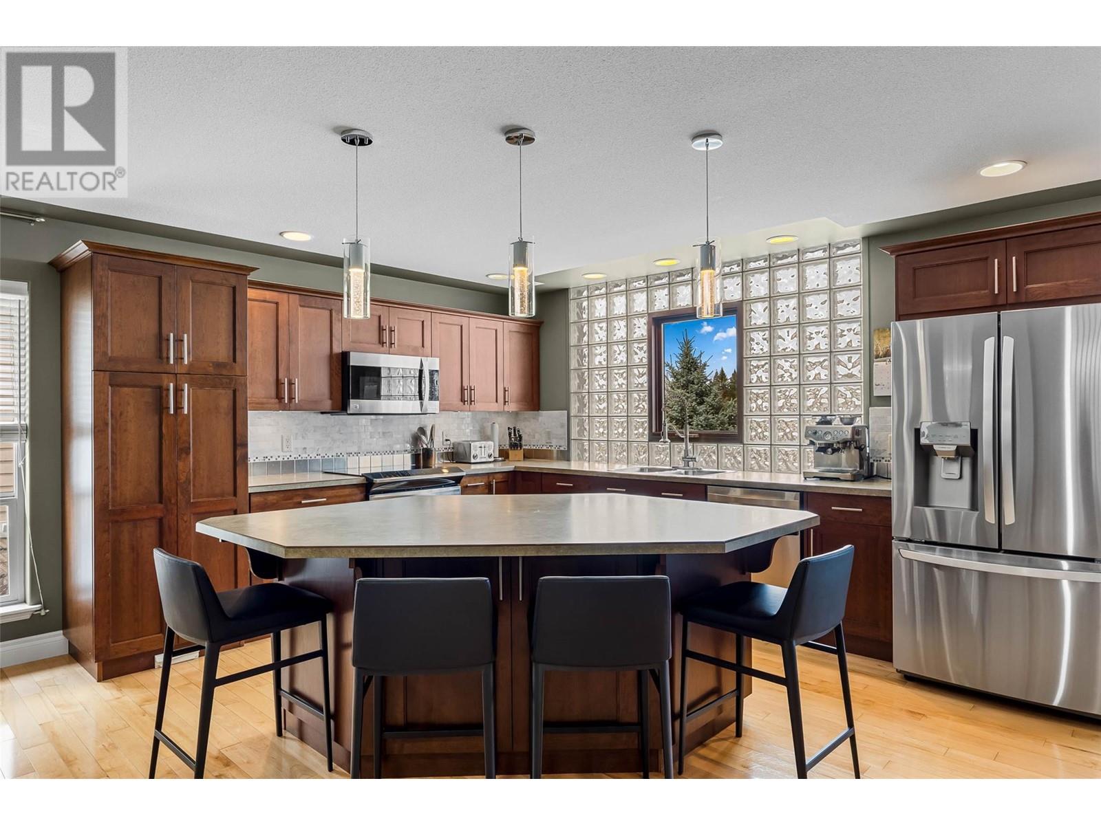 2022 Hugh Allan Drive, Kamloops, British Columbia  V1S 2B6 - Photo 3 - 10342692