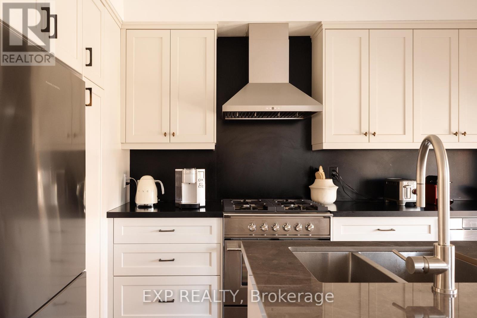 Property at 31 BROWNSTONE LANE image 4