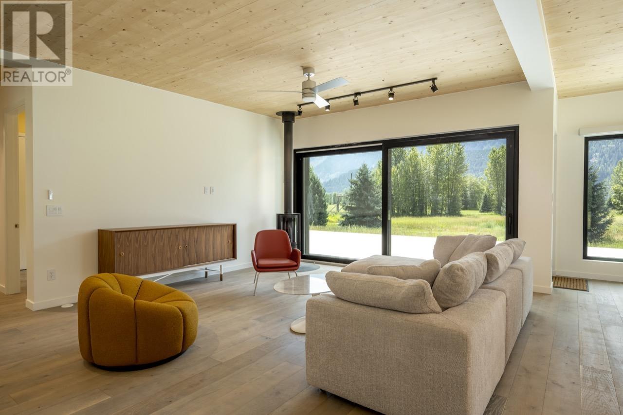3085 Lois Road, Pemberton, British Columbia  V0N 2L2 - Photo 10 - R2989122