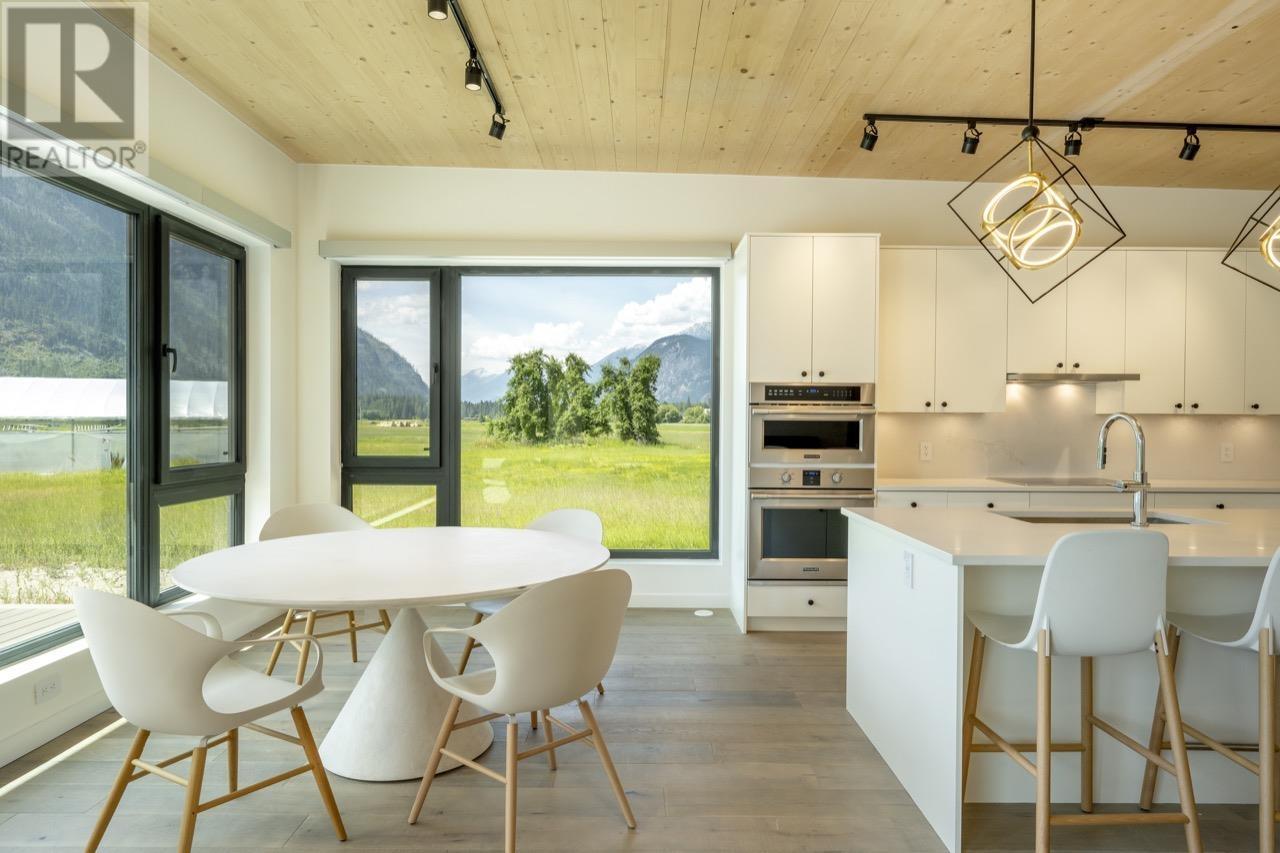 3085 Lois Road, Pemberton, British Columbia  V0N 2L2 - Photo 11 - R2989122