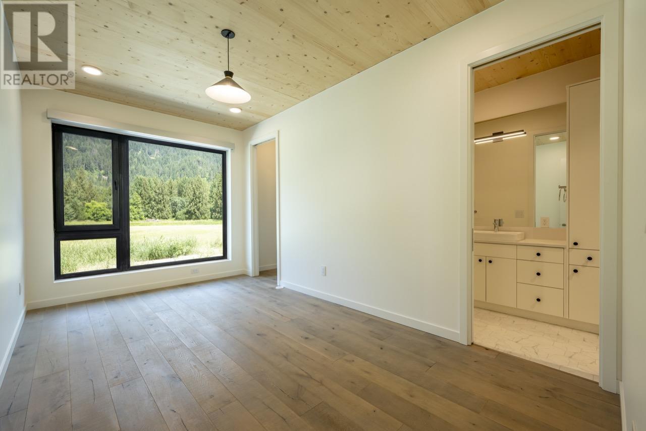 3085 Lois Road, Pemberton, British Columbia  V0N 2L2 - Photo 17 - R2989122