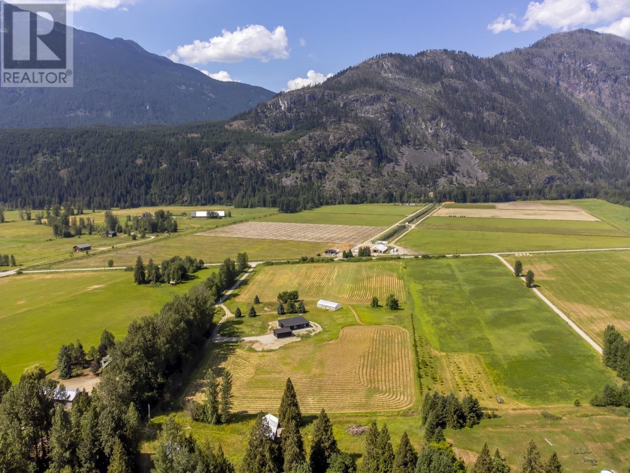 3085 Lois Road, Pemberton, British Columbia  V0N 2L2 - Photo 3 - R2989122