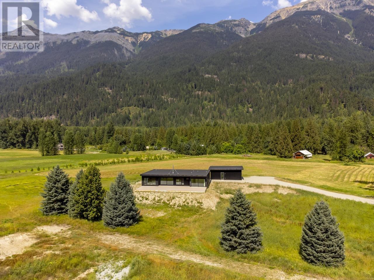 3085 Lois Road, Pemberton, British Columbia  V0N 2L2 - Photo 5 - R2989122