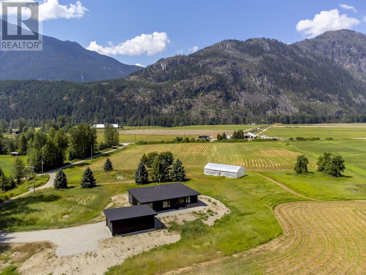 3085 Lois Road, Pemberton, British Columbia  V0N 2L2 - Photo 6 - R2989122