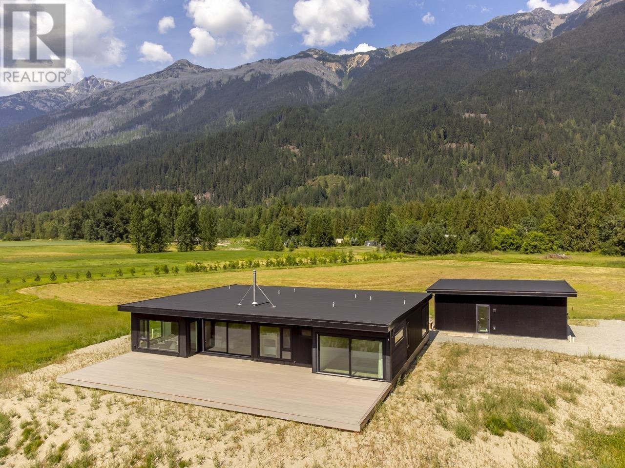 3085 Lois Road, Pemberton, British Columbia  V0N 2L2 - Photo 7 - R2989122