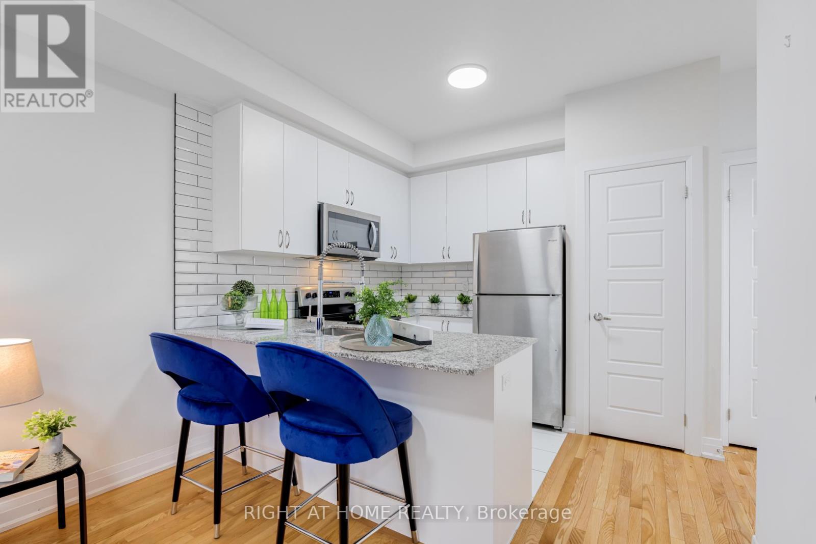 Property at 52 - 719 LAWRENCE AVENUE W image 2