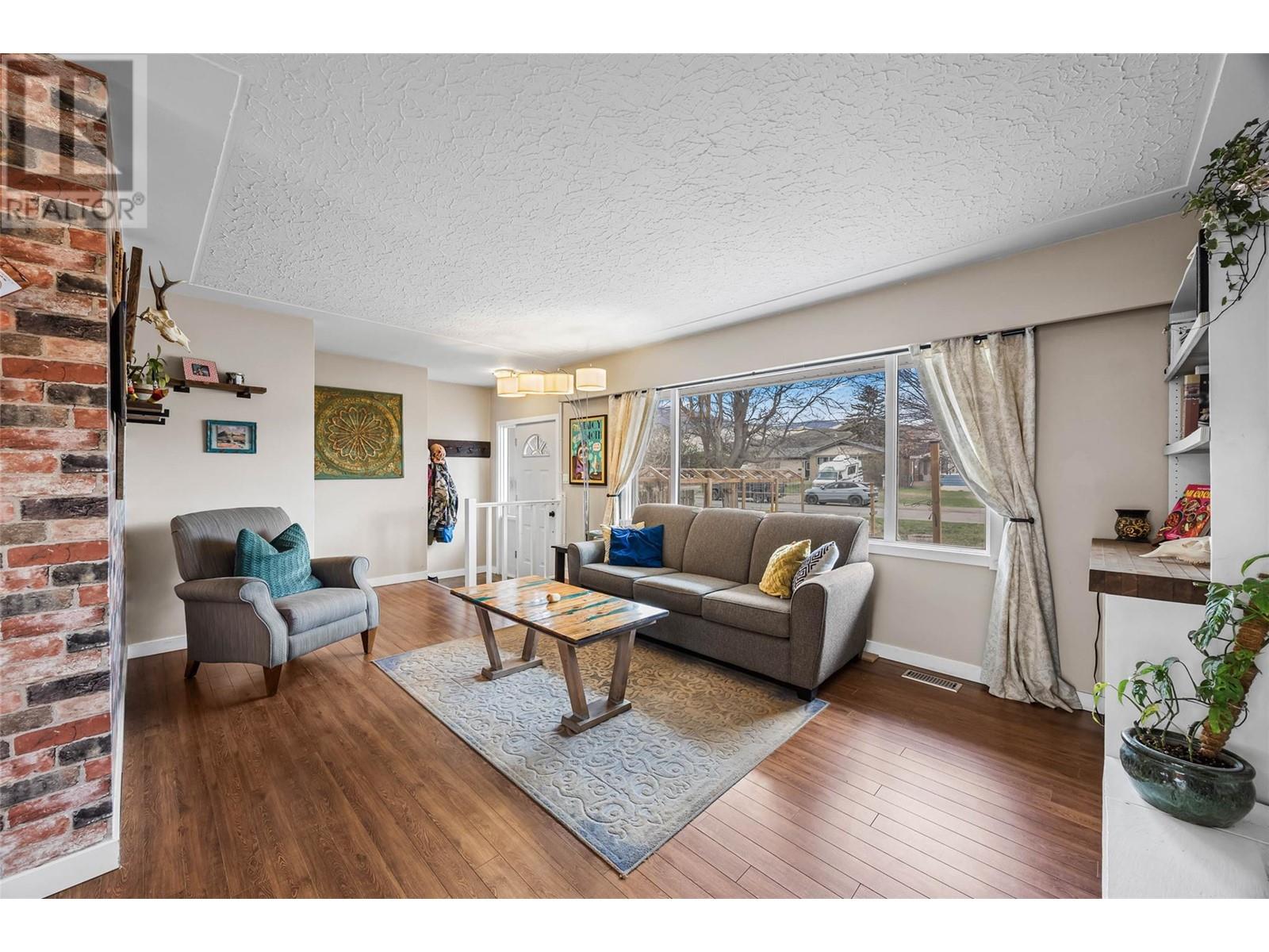 Property at 2475 Glenview Avenue image 4