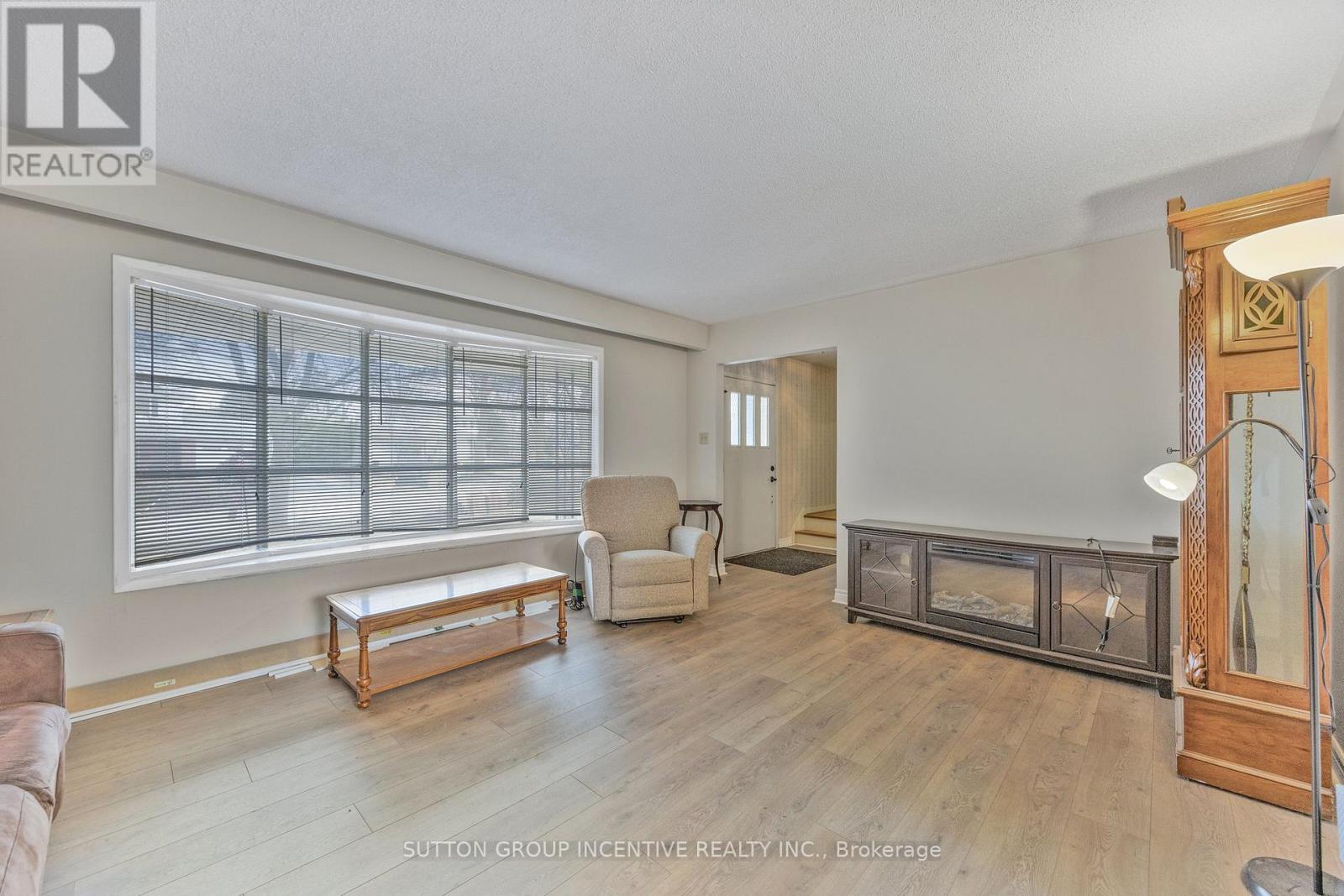 22 Belcourt Avenue, Barrie, Ontario  L4M 4E3 - Photo 11 - S12076058