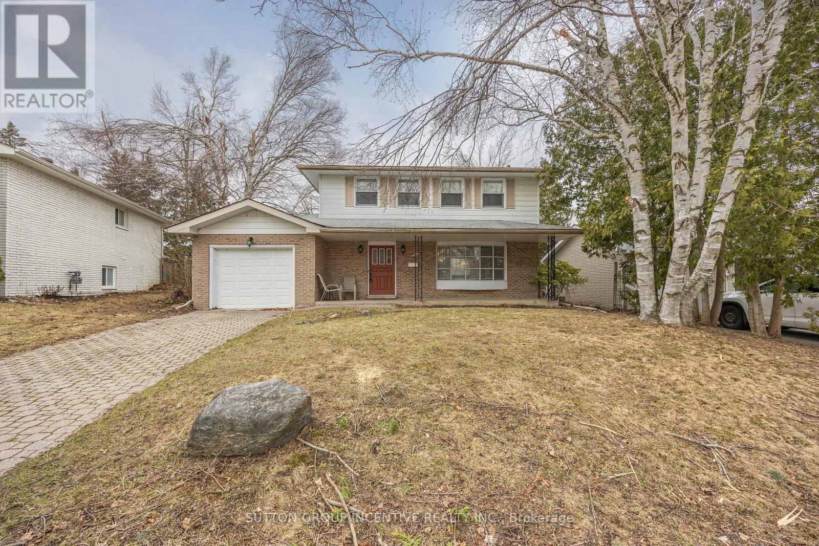 22 Belcourt Avenue, Barrie, Ontario  L4M 4E3 - Photo 3 - S12076058