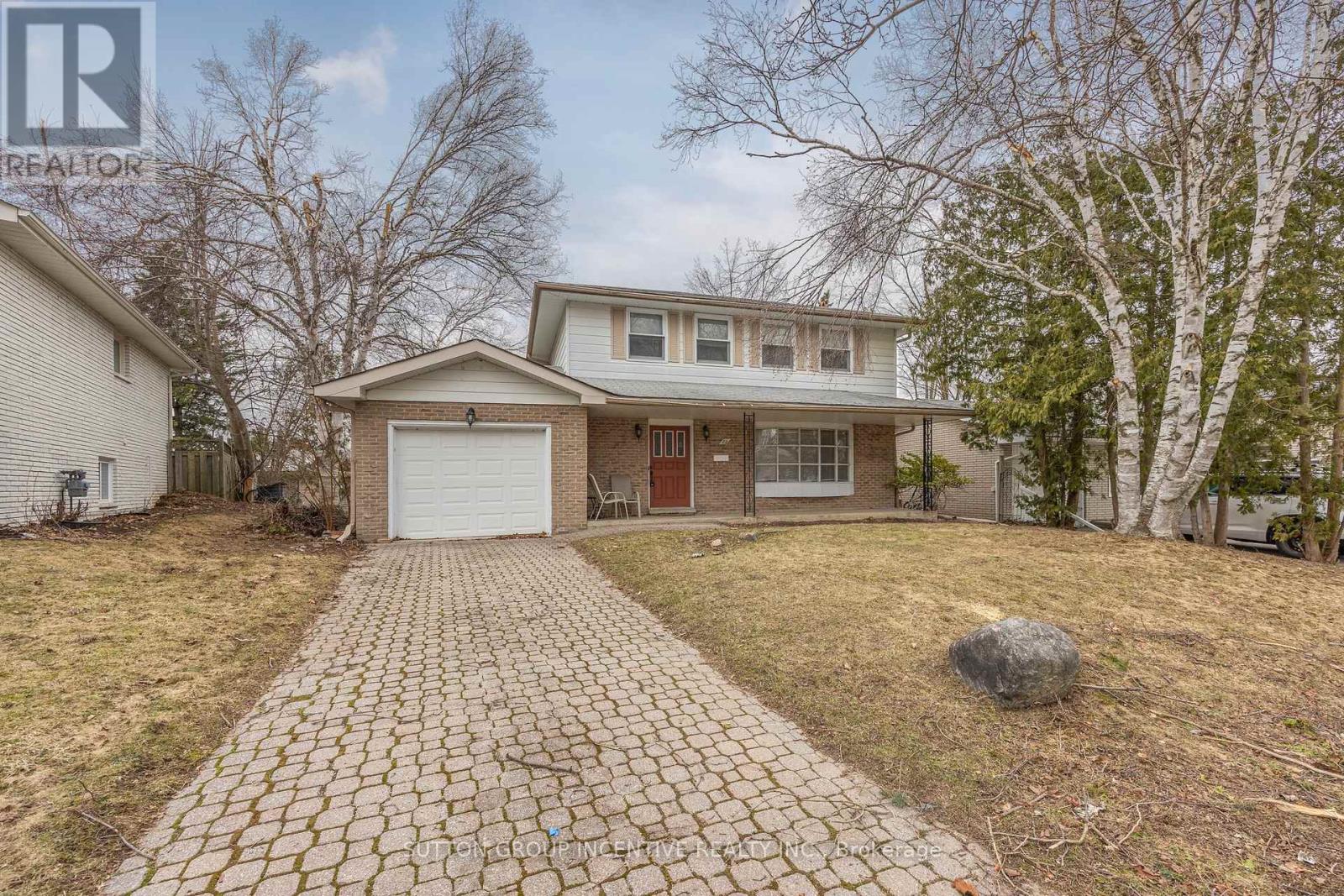 22 Belcourt Avenue, Barrie, Ontario  L4M 4E3 - Photo 4 - S12076058